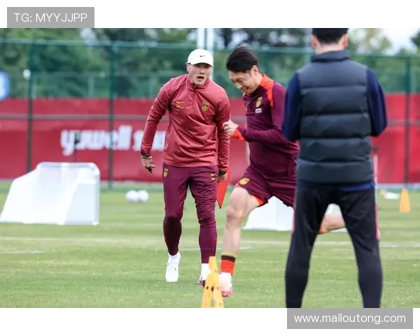 记者太少国足赛前改训练场采访 记者太少国足赛前改训练场采访